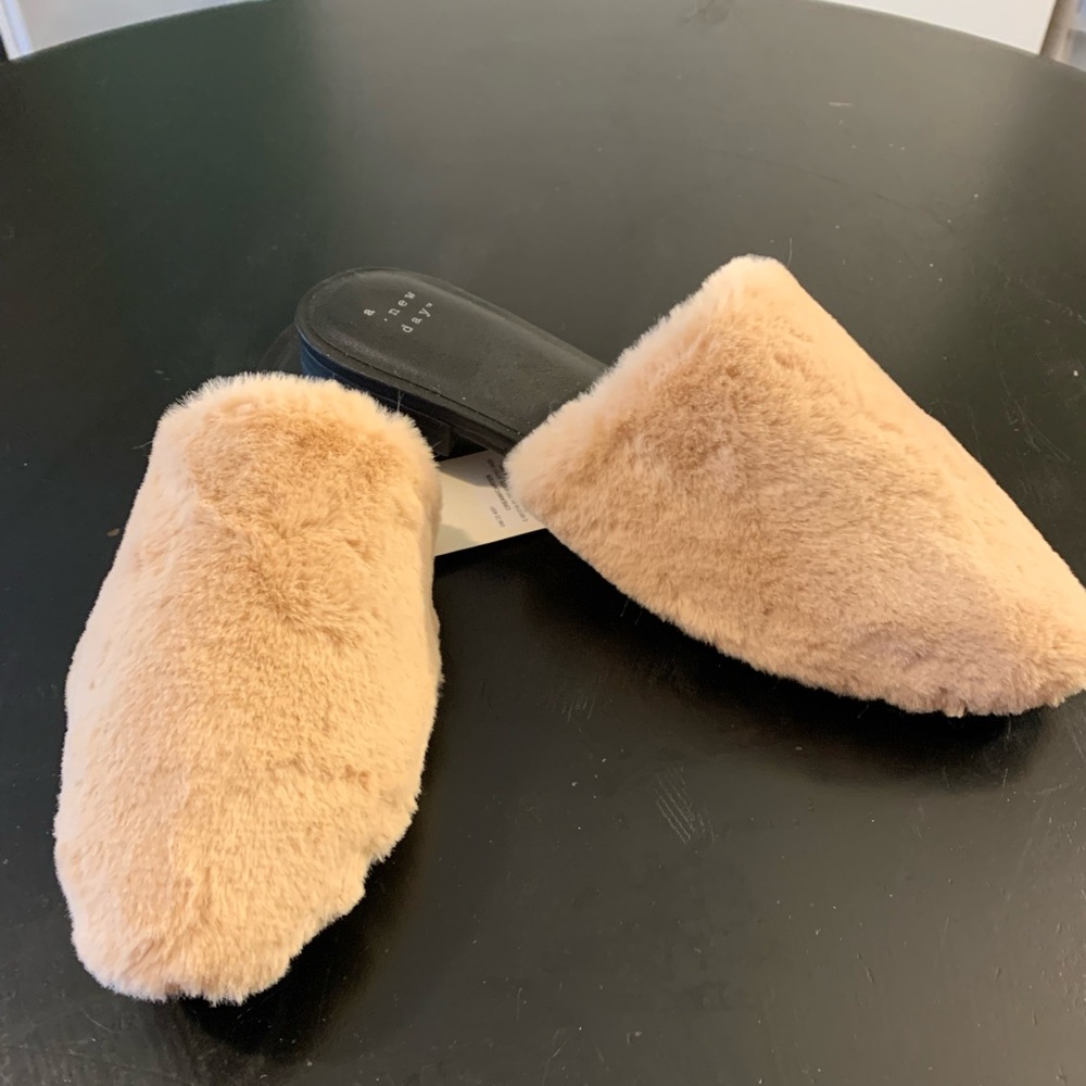 Super Gorgeous Fuzzy Mules Size 8.5 Brand New